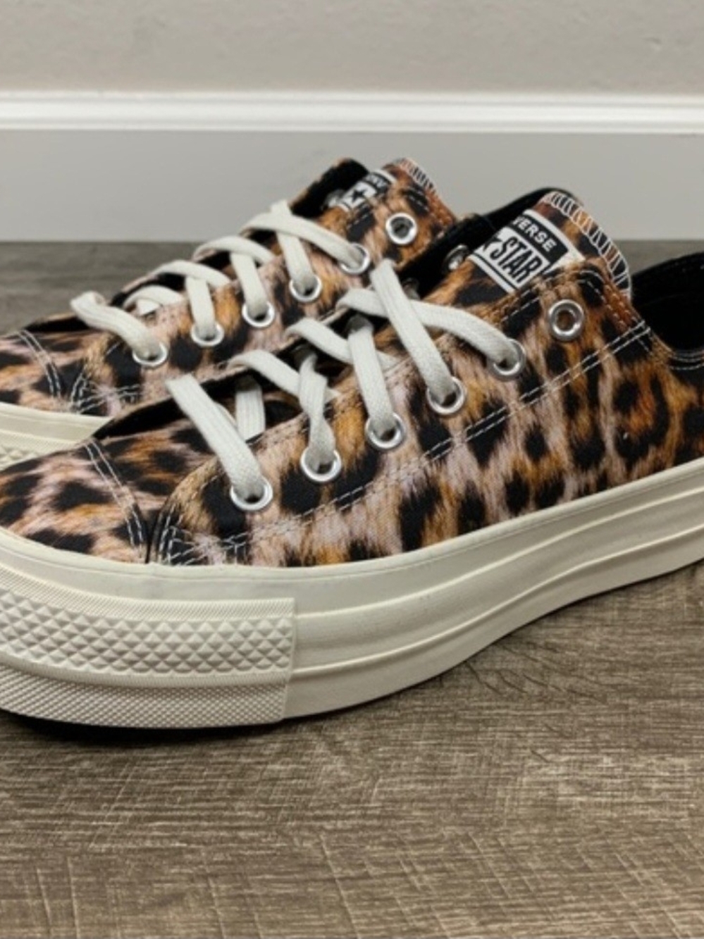 Chuck Taylor Leopard Print Platform Low Tops Lace-Up Sneakers - Women Size 7 - Picture 2 of 12